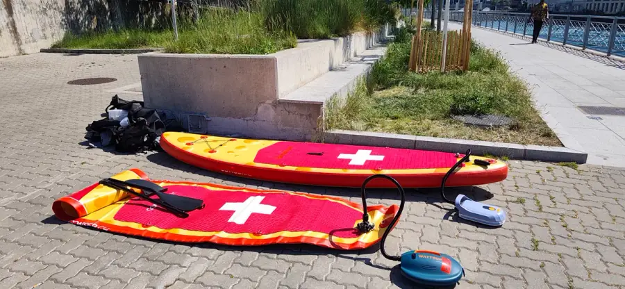 Location de stand-up paddle à la plage des Eaux-Vives